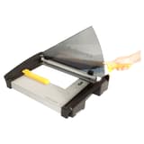 Cisaille papier Plasma A3 FELLOWES — Vue de gauche avec levier en action